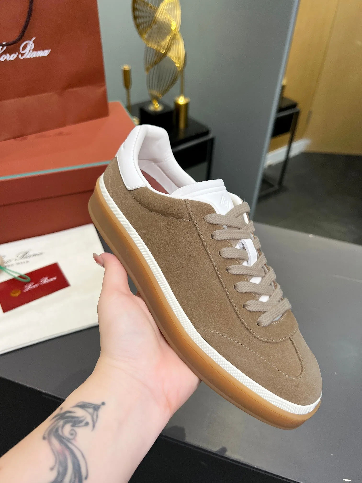 Factory price: 580💰Purchase level, high version🦅⛳️ Italy [Loro men's shoes💰iana] Tennis walk series L men's shoes💰Couple moral training shoes casual sports shoes sneakers🎁🎁 Original purchase development and production This new suede tennis shoe adopts an ultra-low design, suitable for wearing all year round👫👫 The wrapped sole creates an effortlessly attractive color combination that harmoniously blends functionality with understated style, making it the ideal shoe for urban wear. Soft calfskin tongue with Kummel color insert at the heel, embossed L Men's shoes 💰 Logo Cotton lace upper, cowhide suede sole Rubber-lined calfskin ✦ Upper: imported first-layer cowhide ➕ Customized original cowhide ✦ Lining: cowhide lining ➕ Cow leather insole ✦ Sole: Original open-molded T men's shoe 💰R ultra-lightweight outsole ✦Packaging: Original full set of packaging ✦Female size: 35--40, ✦Male size: 39--44, customized 45